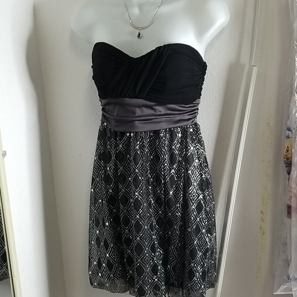 Dress - Picture 5 of 7